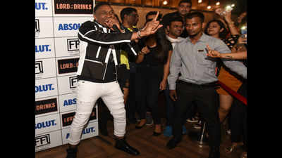 On his music tour, Dwayne Bravo gets the city grooving
