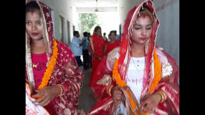 Two girls exchange garlands, apply vermilion at Varanasi temple