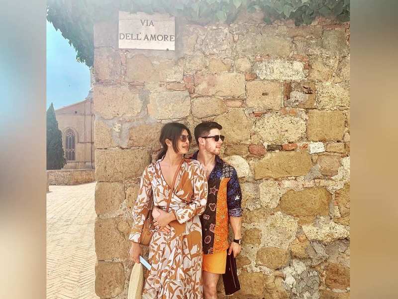This picture of Priyanka Chopra and Nick Jonas is all about love!