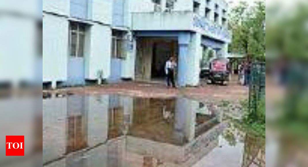 Waterlogging woes hit Barkatullah University campus | Bhopal News ...