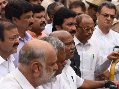 Karnataka: Political crisis within Congress-JD(S) coalition continues on day two