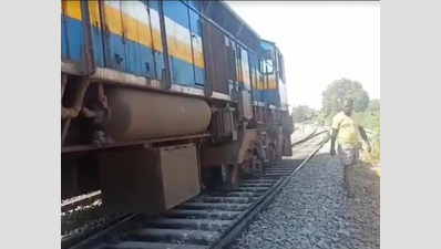 Engine of Coimbatore- Mayiladuthurai Jan Shatabdi Express train derails