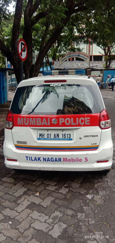 Tilak Nagar Police Van Violating Traffic Rule