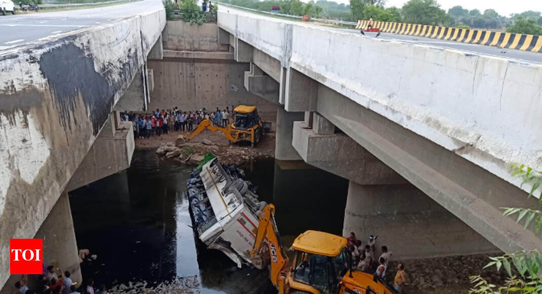 29 killed in bus accident on Yamuna expressway