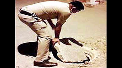 Bengaluru: Constable covers manhole, earns laurels