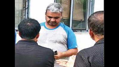 Con guru weeps his way out of trouble | Ahmedabad News - Times of India