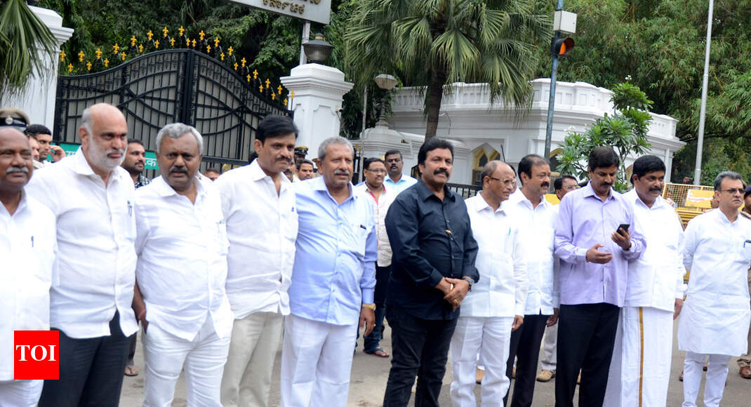 14 Karnataka rebel MLAs stationed near Pune