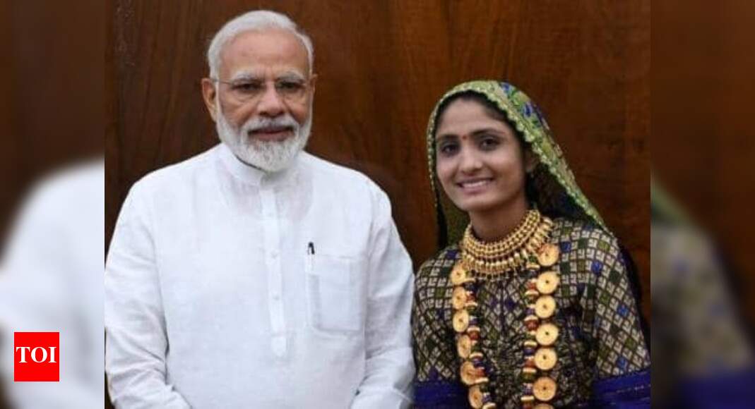 Folk singer Geeta Rabari meets PM Narendra Modi in Delhi | Gujarati ...