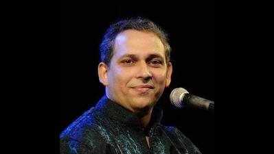 Vocalist Anand Bhate was felicitated with ‘Vaishnav Puraskar’