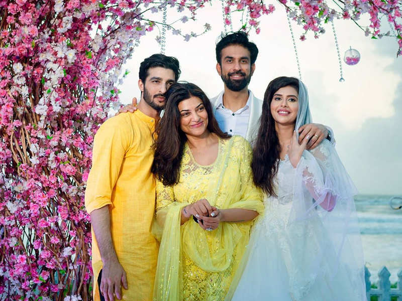 Charu Asopa and Rajeev pose for a happy picture with sister Sushmita Sen and her beau Rohman Shawl - Times of India