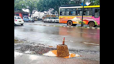 Citizen uses beer bottle to red flag pothole in Panaji