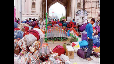 Cop action fails, hawkers return to Charminar area