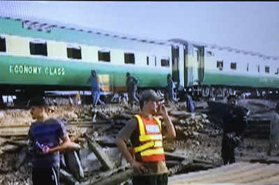 11 killed, 60 injured in Pakistan train collision
