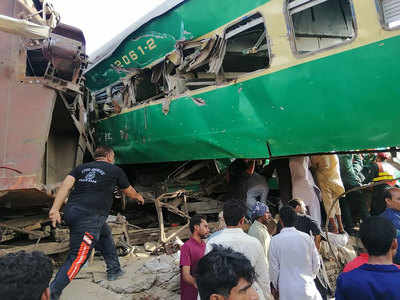14 killed, 79 injured in Pakistan train collision