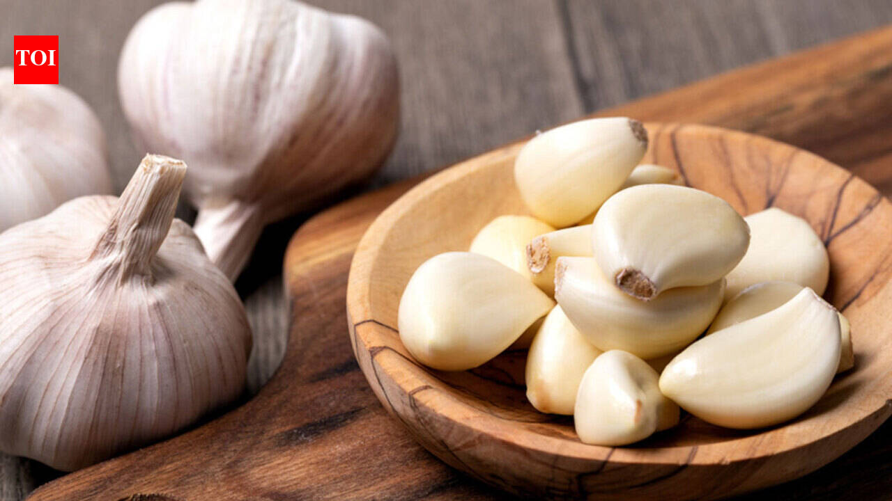 What are the benefits of eating raw garlic everyday?