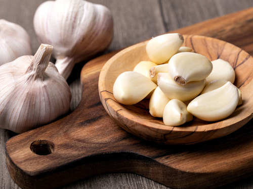 What are the benefits of eating raw garlic everyday?