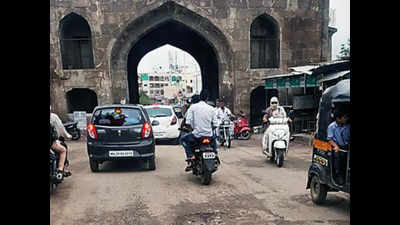 Bad roads make life miserable for tourists in Aurangabad