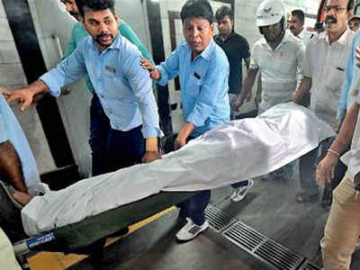 Kolkata: 66-year-old dies as Metro drags him along, hand stuck between doors