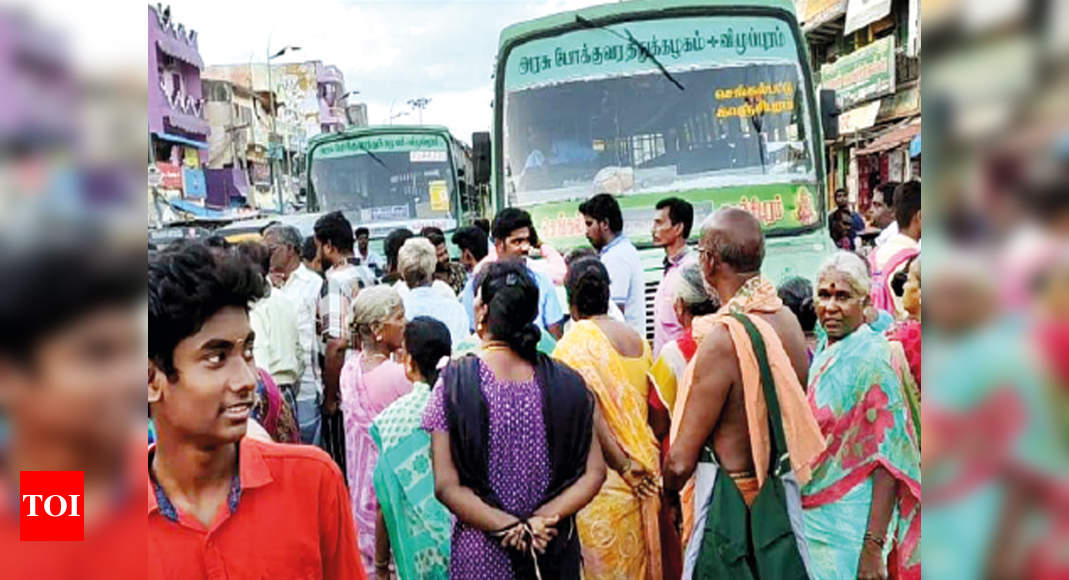 Tiruvallur Kanchi Residents Block Roads Seeking Water Chennai News Times Of India