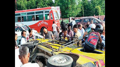 Lucknow: Four schoolkids hurt after school van collides with bus ...