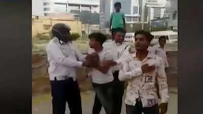 Delhi: Traffic cop thrashed by 2 youths on camera