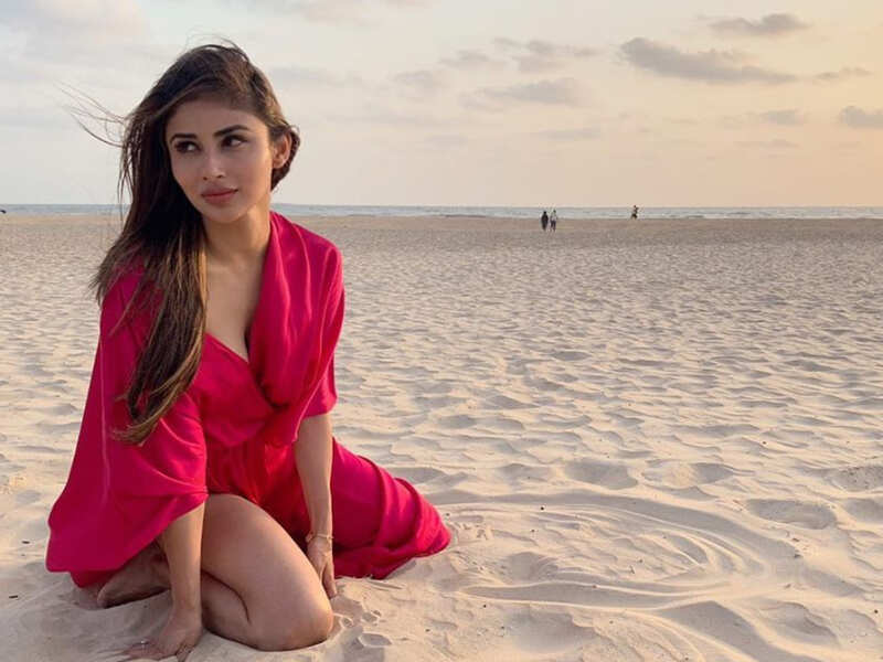 800px x 600px - 5 sexy and stylish looks of Mouni Roy that will heat up the summer ...