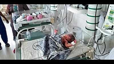 First time pregnant woman delivers premature quadruplets normally