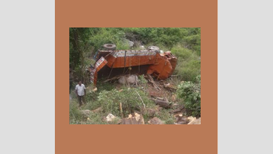 Two die as minitruck rolls down hill in Tamil Nadu