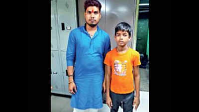 Kolkata: Bihar family shows how to behave in Metro station