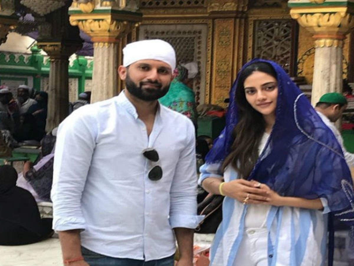 Nusrat Visits Nizamuddin Dargah With Hubby Nikhil Bengali Movie News Times Of India