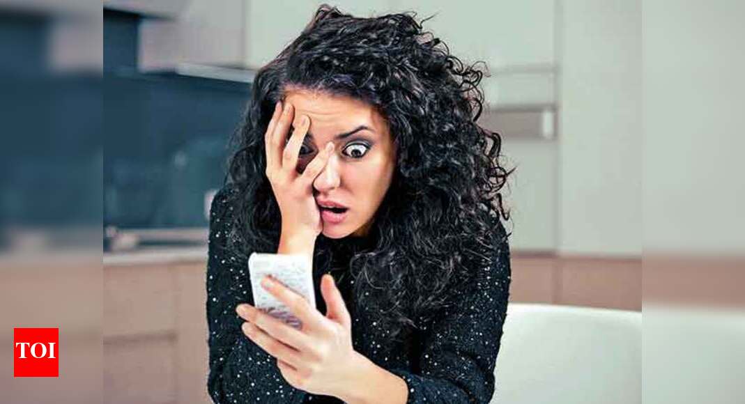 6 Types of texters to watch out for in a relationship - Times of India