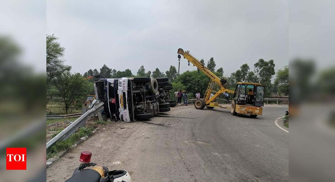 Ambala: Tanker carrying 17 tonne LPG overturns on GT Road, no ...