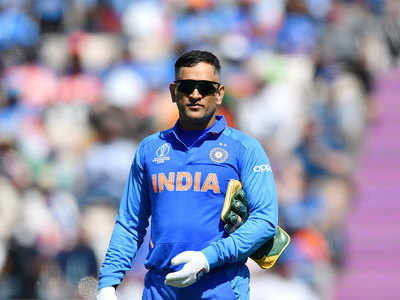 Is it time for national selectors to ease out Dhoni from Team India?