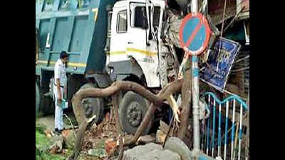 Two killed in three Kolkata accidents