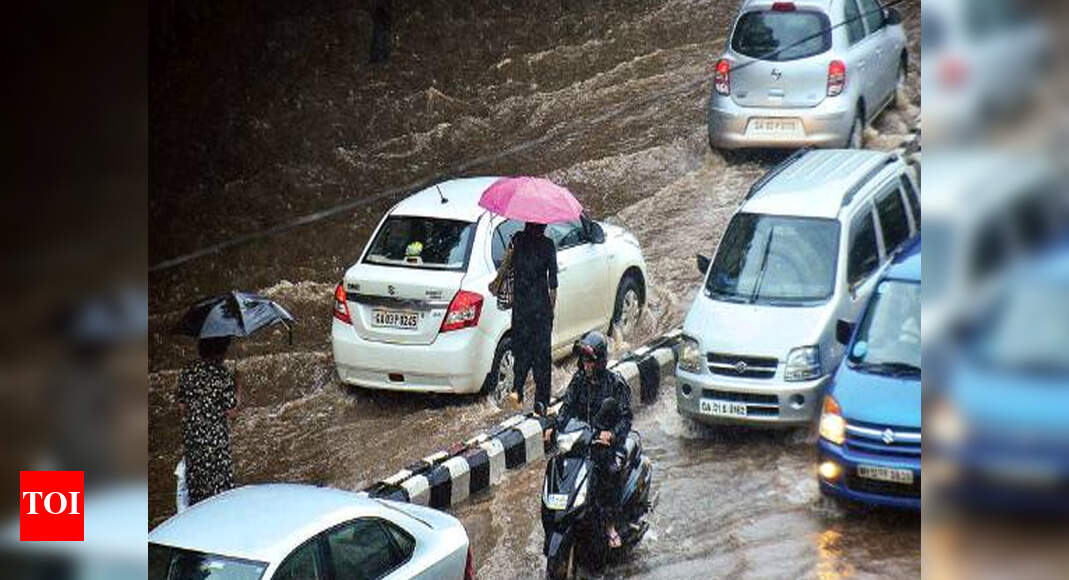 Panaji stuck on waterlogged roads | Goa News - Times of India