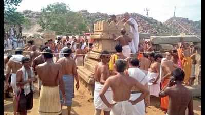 Over 1,000 volunteers reconstruct saint Sri Vyasaraja Tirtha’s vandalised tomb in Koppal