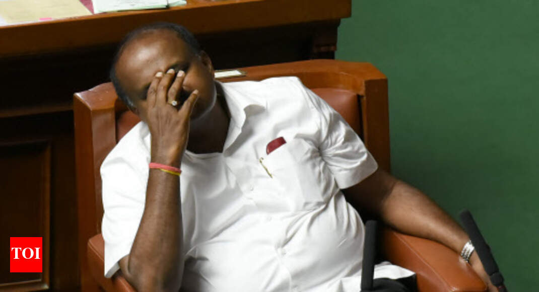 Live: SC declines to hear rebel MLAs plea today