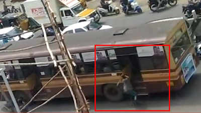 On cam: 2 college students attacked in Chennai’s Arumbakkam