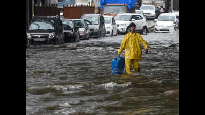 Heavy rains in Mumbai throw life out of gear