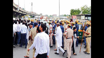 Week after attack, advocate dies; lawyers block Rajiv Chowk in protest