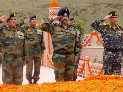 Three service chiefs pay tribute to Kargil martyrs at Drass