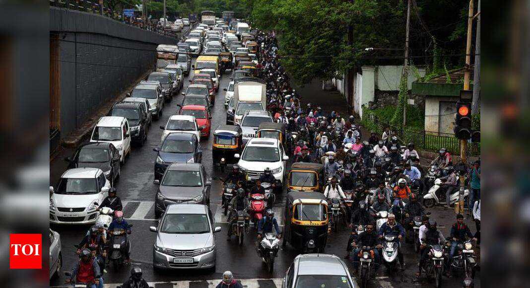 Showers trigger traffic chaos, delay 32 flights & travellers throng ST