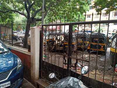 ill legal parking of scrap auto rickshaw - Times of India
