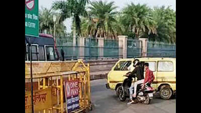 Lucknow: School vans and cops blind to DM's order