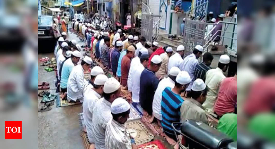 Aligarh administration ban ‘violated’ as namaz offered on road | Agra ...