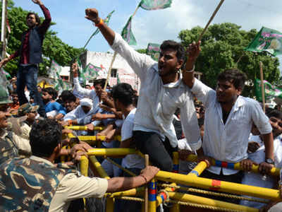 Policemen Use Force As Protesters Turn Violent | Patna News - Times Of ...