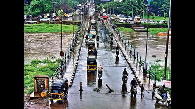Bollards on Bhide bridge vandalized | Pune News - Times of India