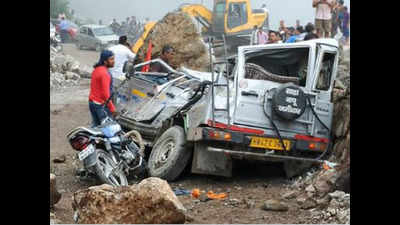 Four kanwarias killed, eight injured as landslide hits their vehicles in Tehri