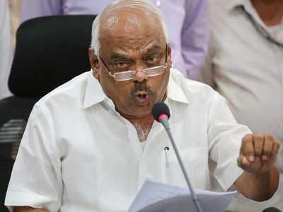 Day before trust vote, Karnataka speaker disqualifies 14 rebels