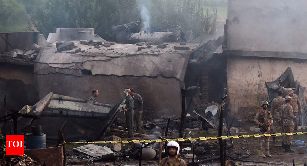 Pakistani military aircraft crashes, 17 killed